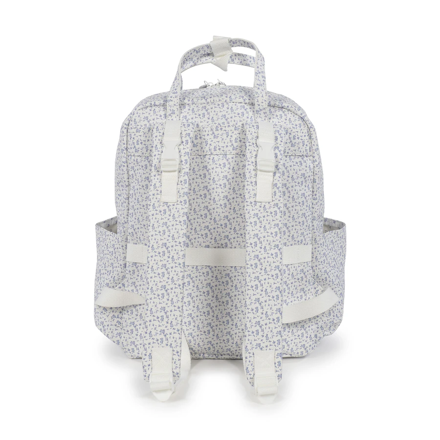 Mochila com padrão floral azul e branco vista de trás