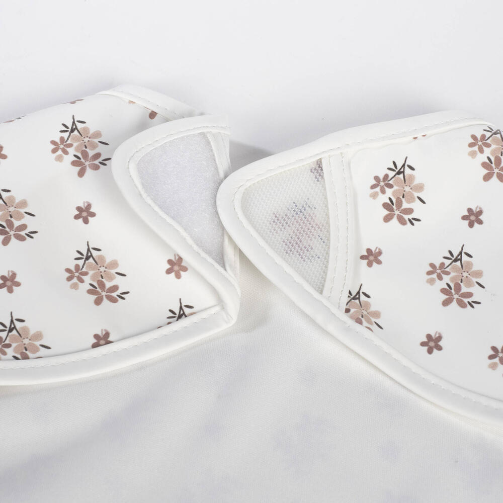 Roupa de bebé branca com padrão floral castanho e rosa e fecho de velcro