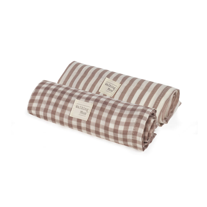 Dois panos de cozinha enrolados com padrões de riscas e xadrez castanhos e brancos.