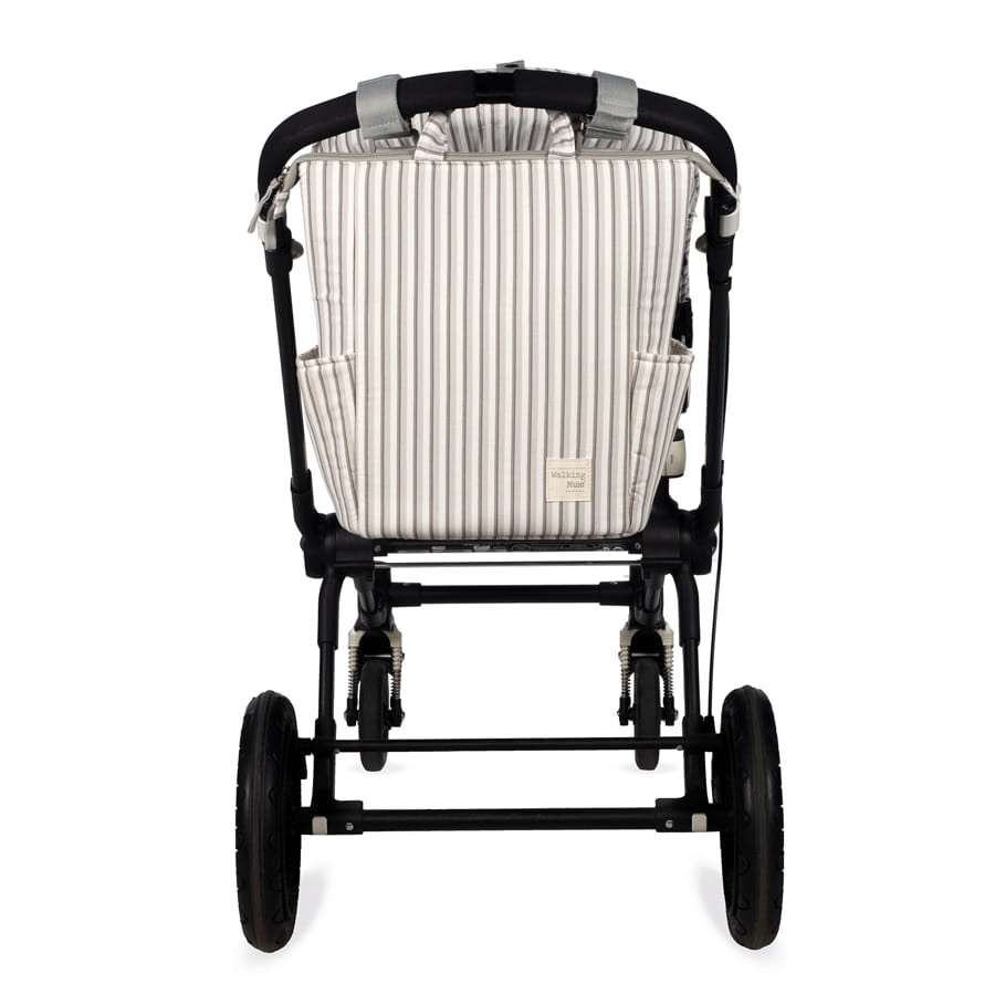 Carrinho de bebé com estrutura preta e assento almofadado bege claro listrado