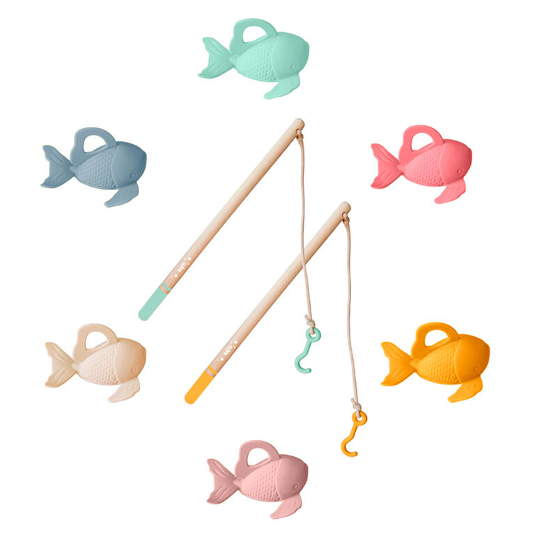 Brinquedo de pesca com varas de madeira e peixes de silicone coloridos.