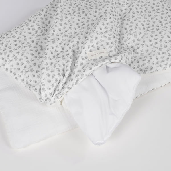 Edredão para bebé com padrão floral cinzento e etiqueta Lila & Pruelle