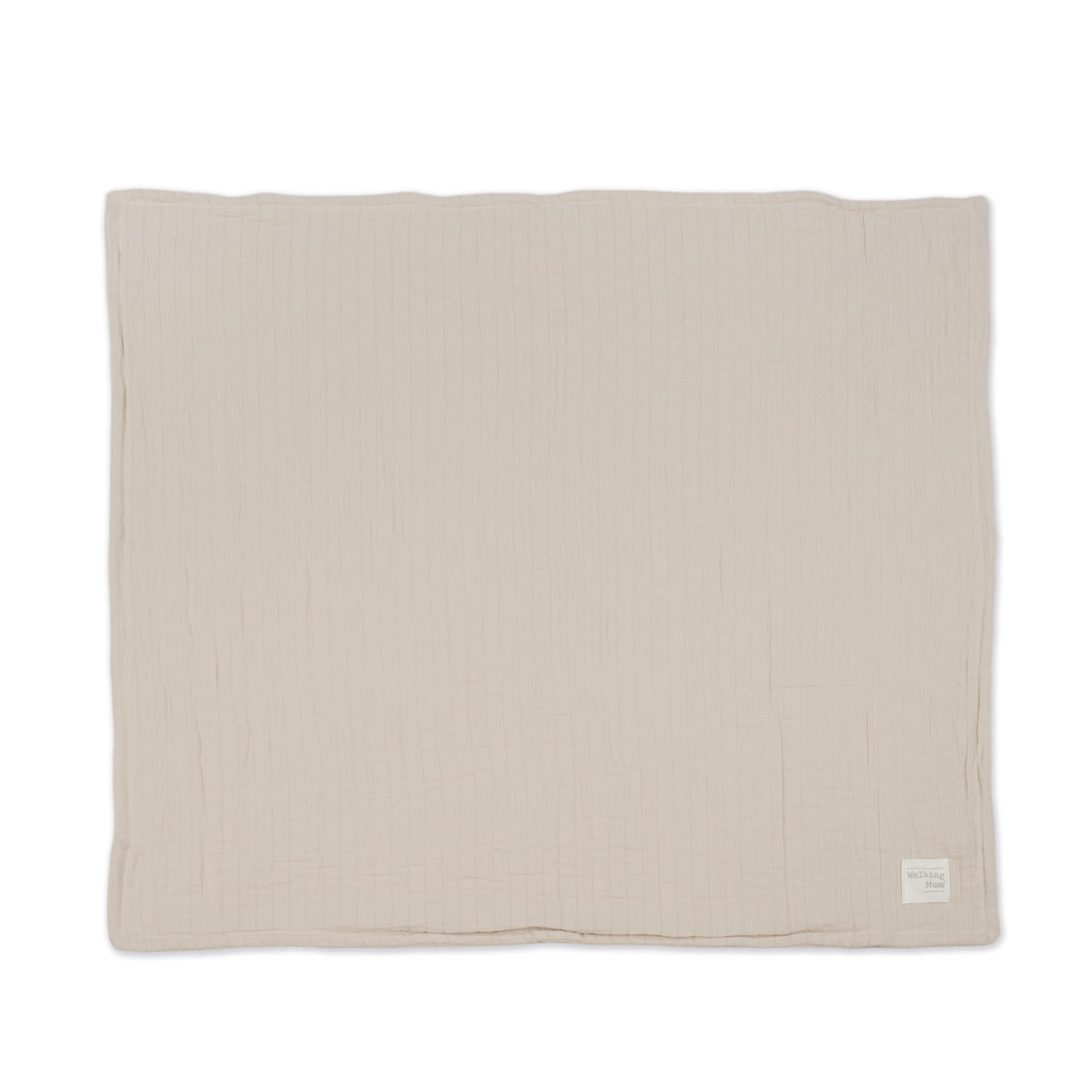 Manta retangular bege claro com textura canelada e etiqueta branca no canto inferior direito