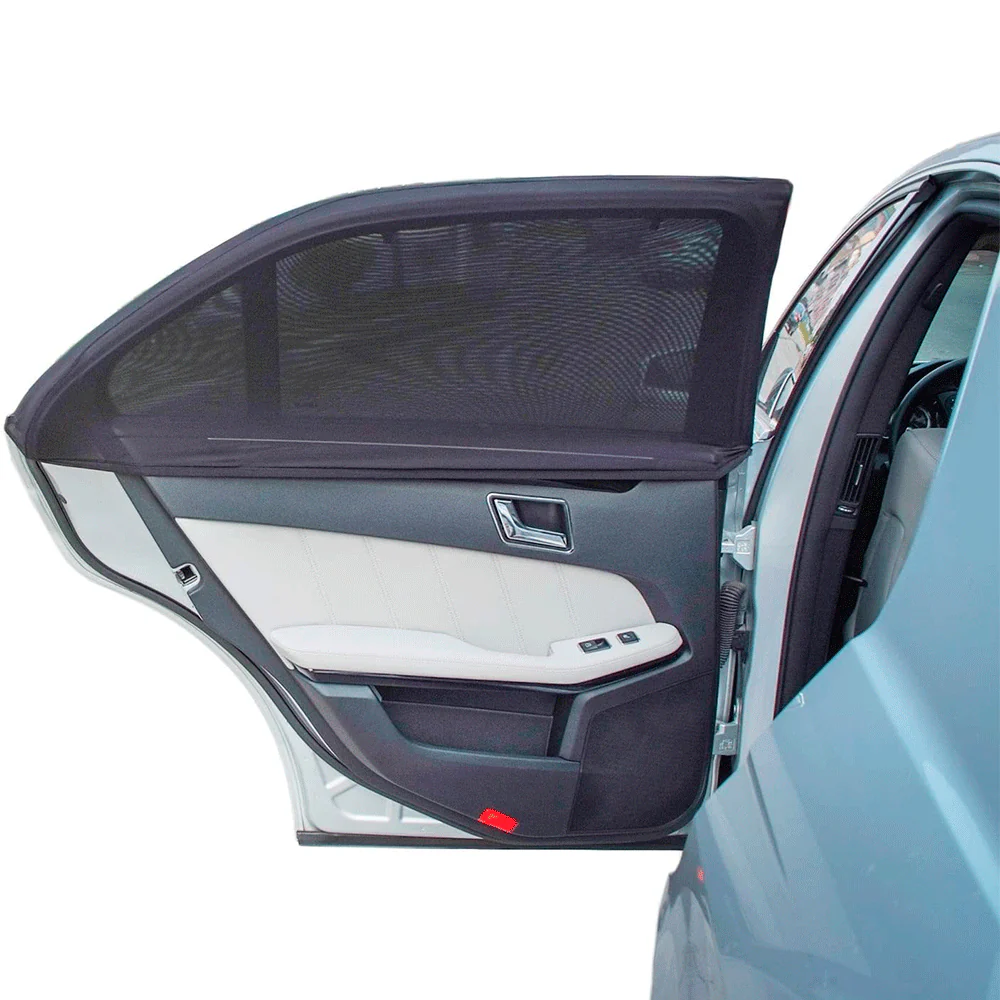 Porta traseira aberta de carro azul claro com rede de proteção preta