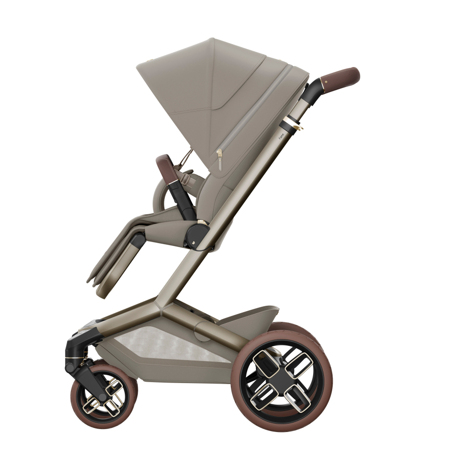 Carrinho de bebé moderno cor bege com estrutura metálica bronze