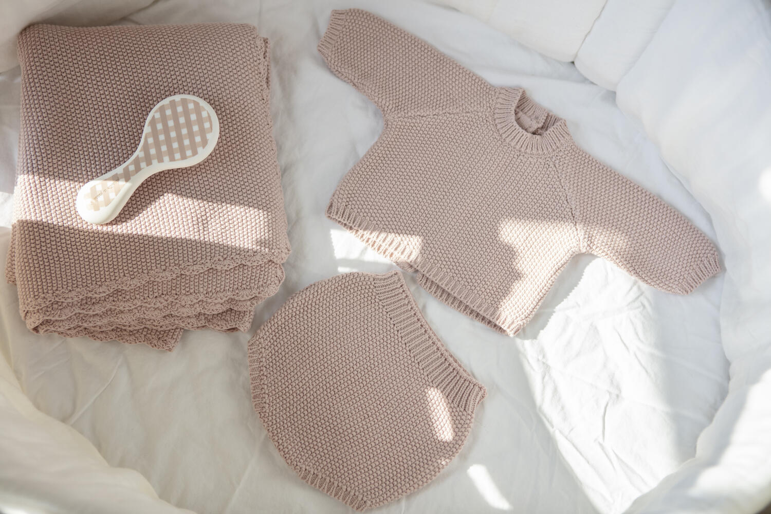 Conjunto de roupas de bebé bege em malha com manta e escova