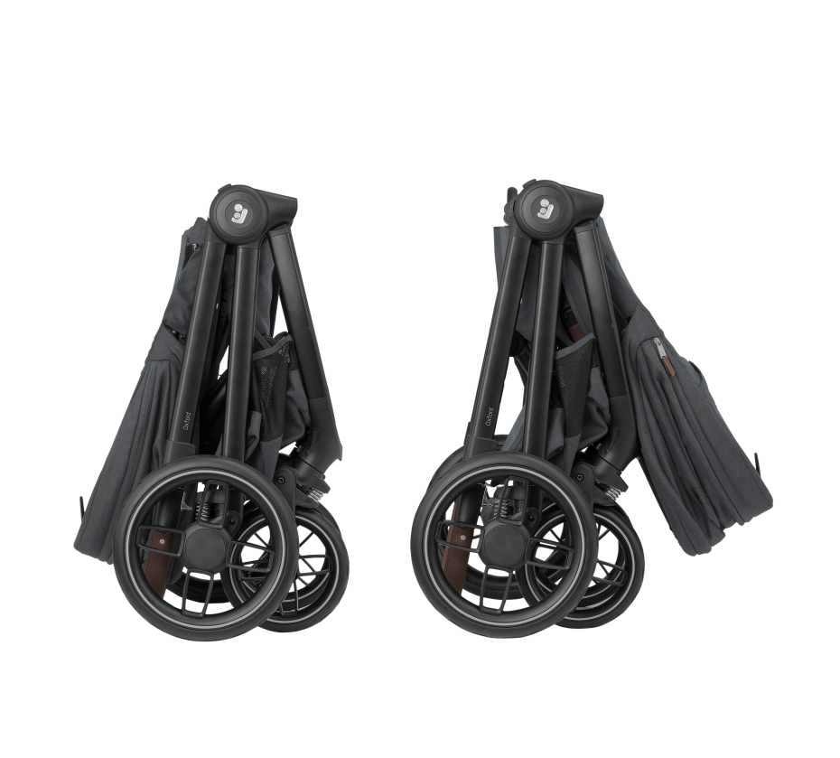 Carrinho de bebé compacto dobrado preto com estrutura metálica e rodas