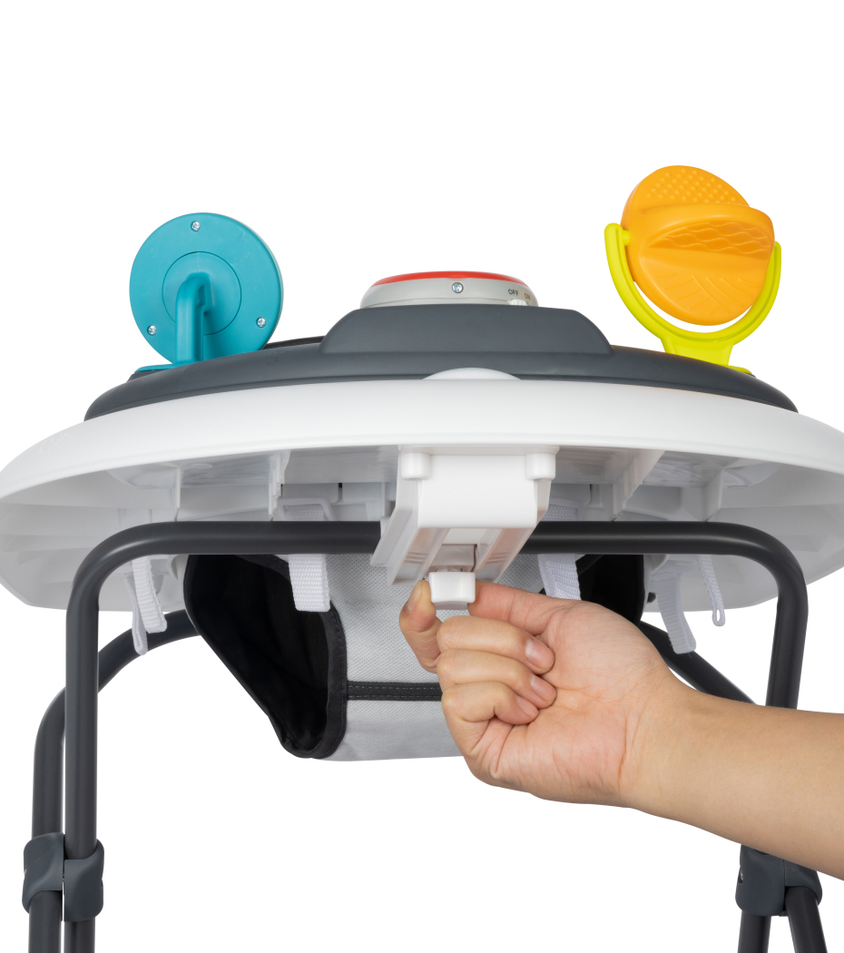 Cadeira alta de bebé com tabuleiro e acessórios coloridos, mão de adulto a puxar presilha