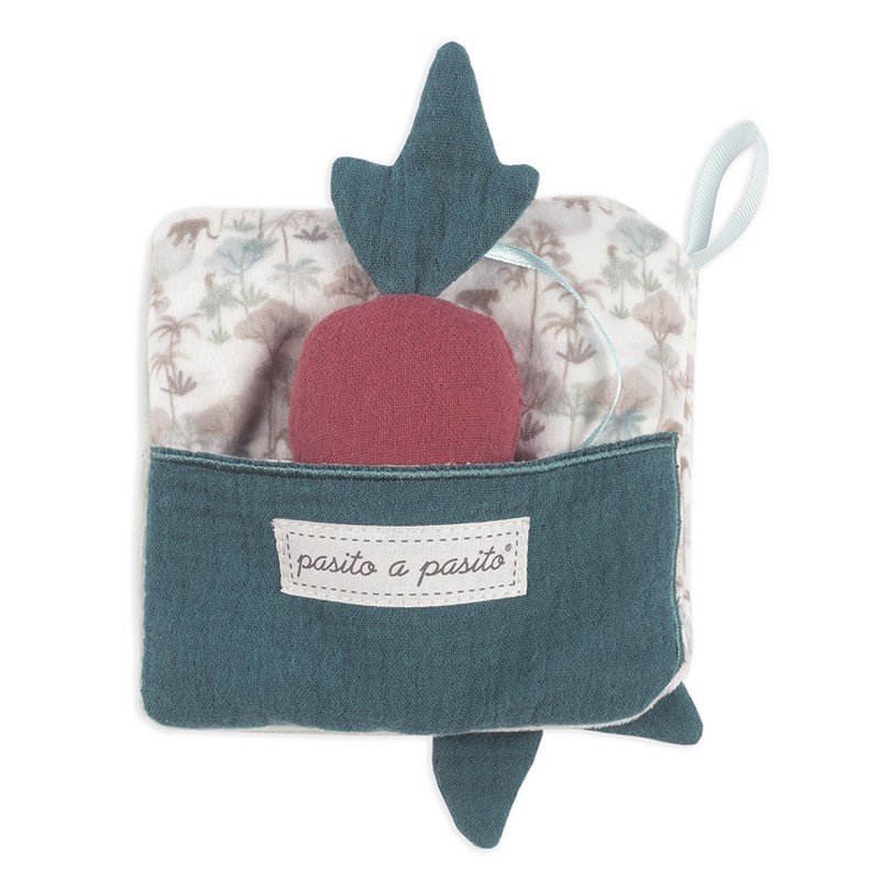 Brinquedo têxtil infantil quadrado com bolso azul e cenoura de tecido