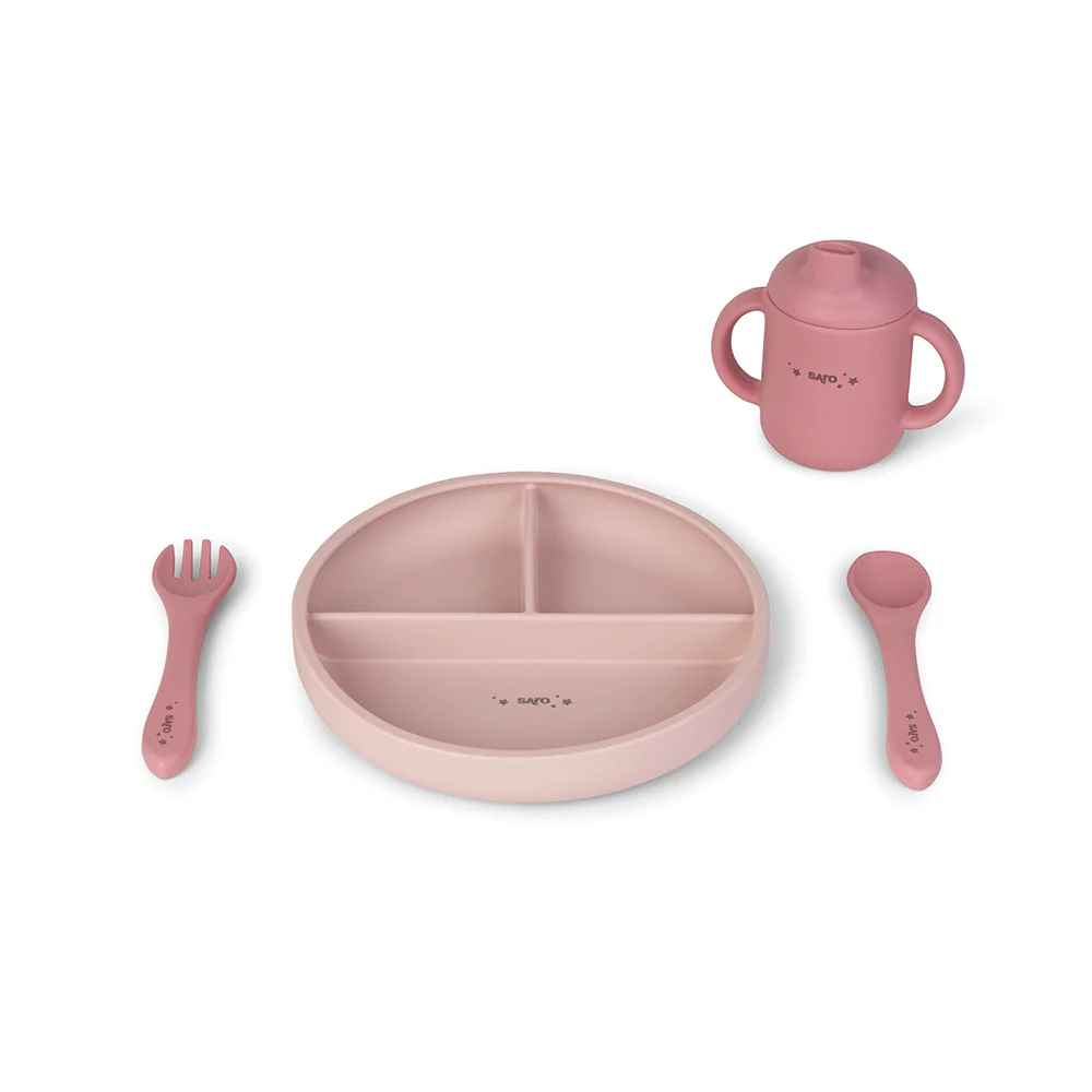 Conjunto de alimentação infantil cor-de-rosa com prato dividido, copo com pegas, colher e garfo de silicone.