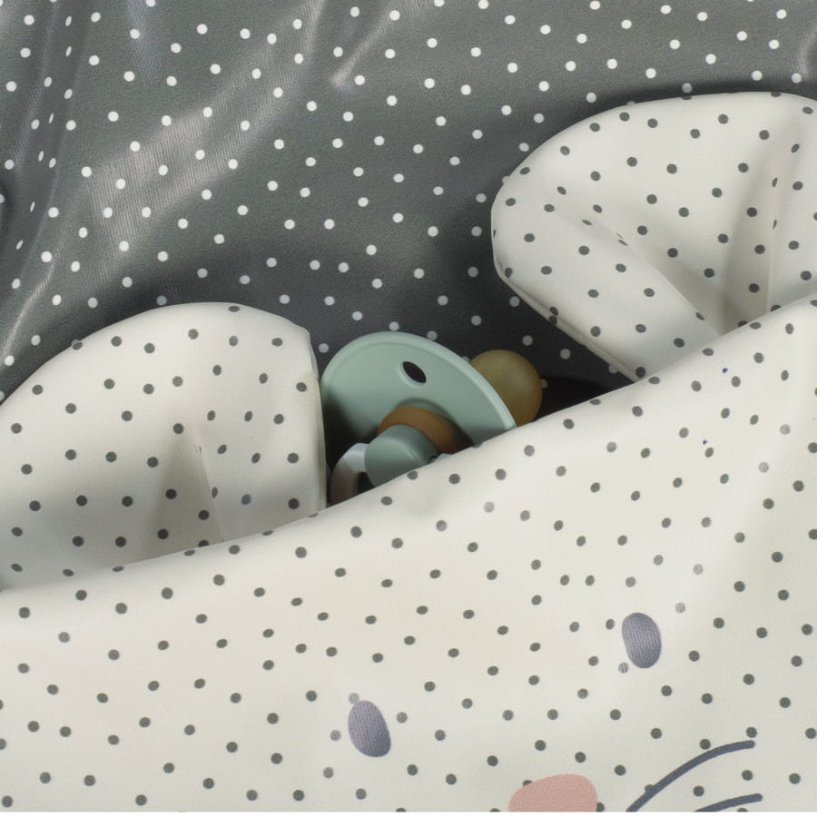 tecido branco e cinzento com bolinhas cinzentas, orelhas de coelho e chupeta verde claro
