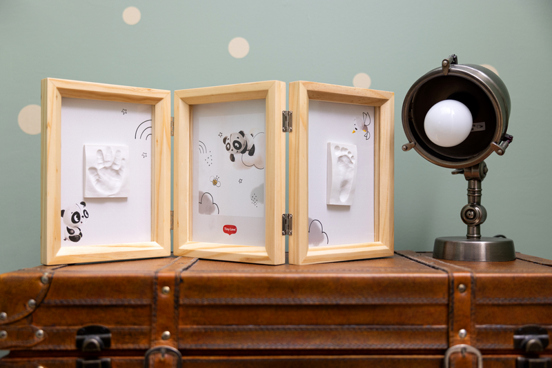 Triplo porta-retratos em madeira com impressões 3D de mão e pé de bebé e desenhos de pandas