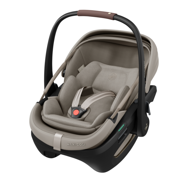cadeira auto bébé bege e preta Maxi-Cosi com arnês de segurança