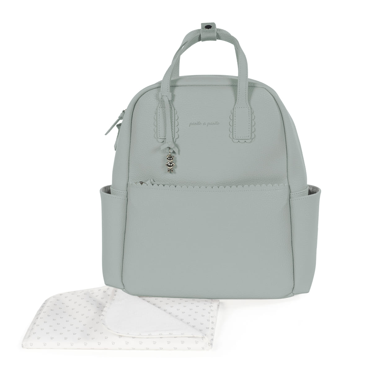 Mochila cinzenta com duas alças e pano branco ao lado