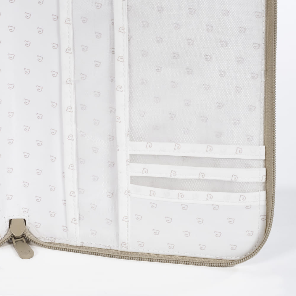 Estojo branco com fecho bege e divisórias internas com padrão de logotipo