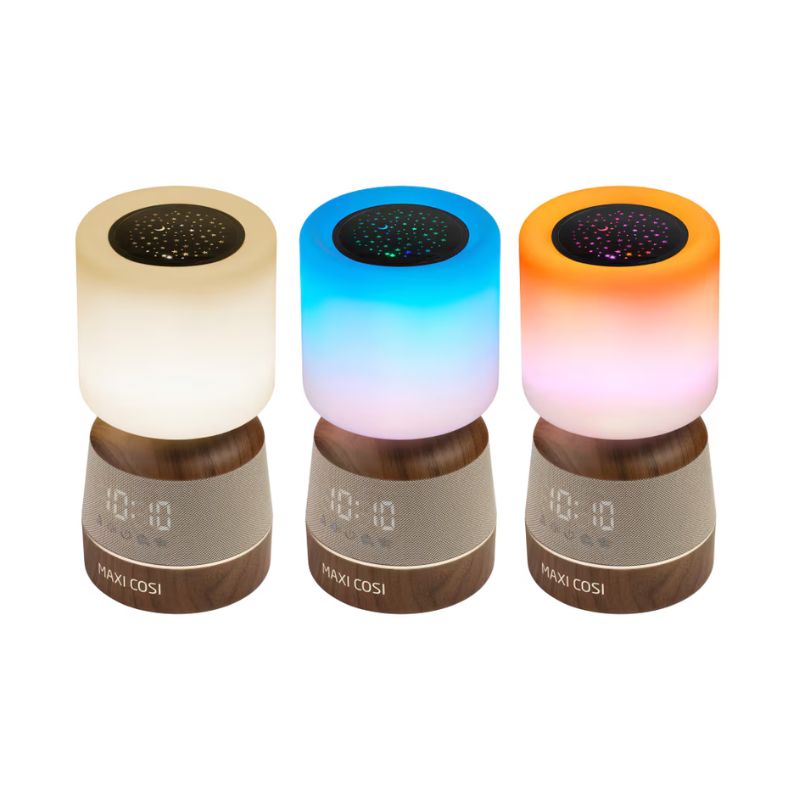 Três lâmpadas MAXI COSI coloridas com base em madeira e visor digital.