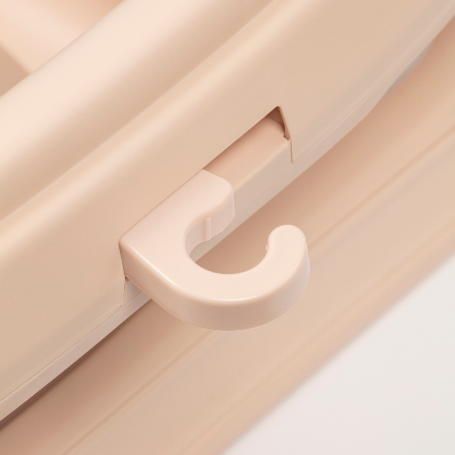 Gancho plástico bege com superfície lisa em close-up