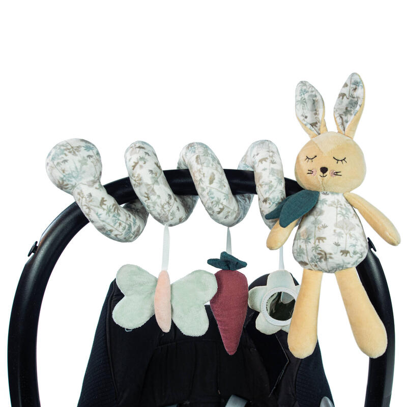 Espiral de brinquedos para carrinho com coelho e outros pendurados