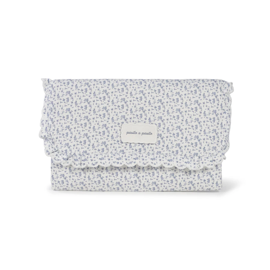 Carteira pequena de tecido floral azul e branco com etiqueta pasito a pasito