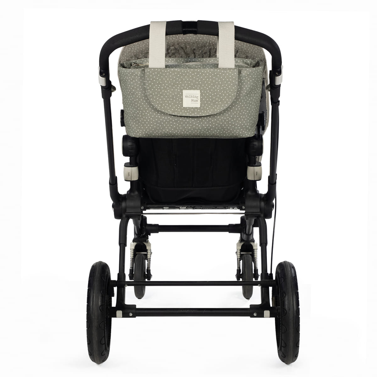 Carrinho de bebé com bolsa cinzenta de pontos e rodas pretas visto de trás