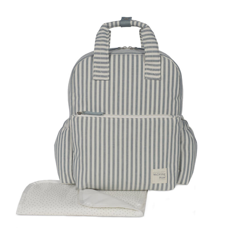 Mochila riscada cinza e branca com tapete de muda