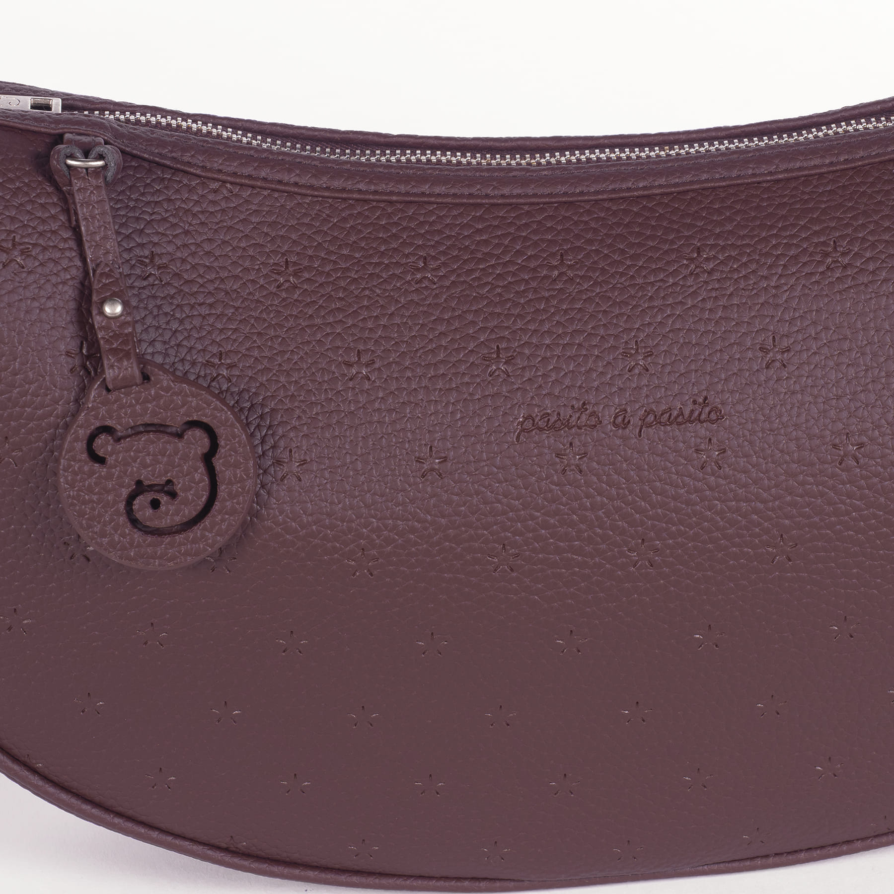 Mala castanha de pele sintética com padrão de estrelas e pingente de urso