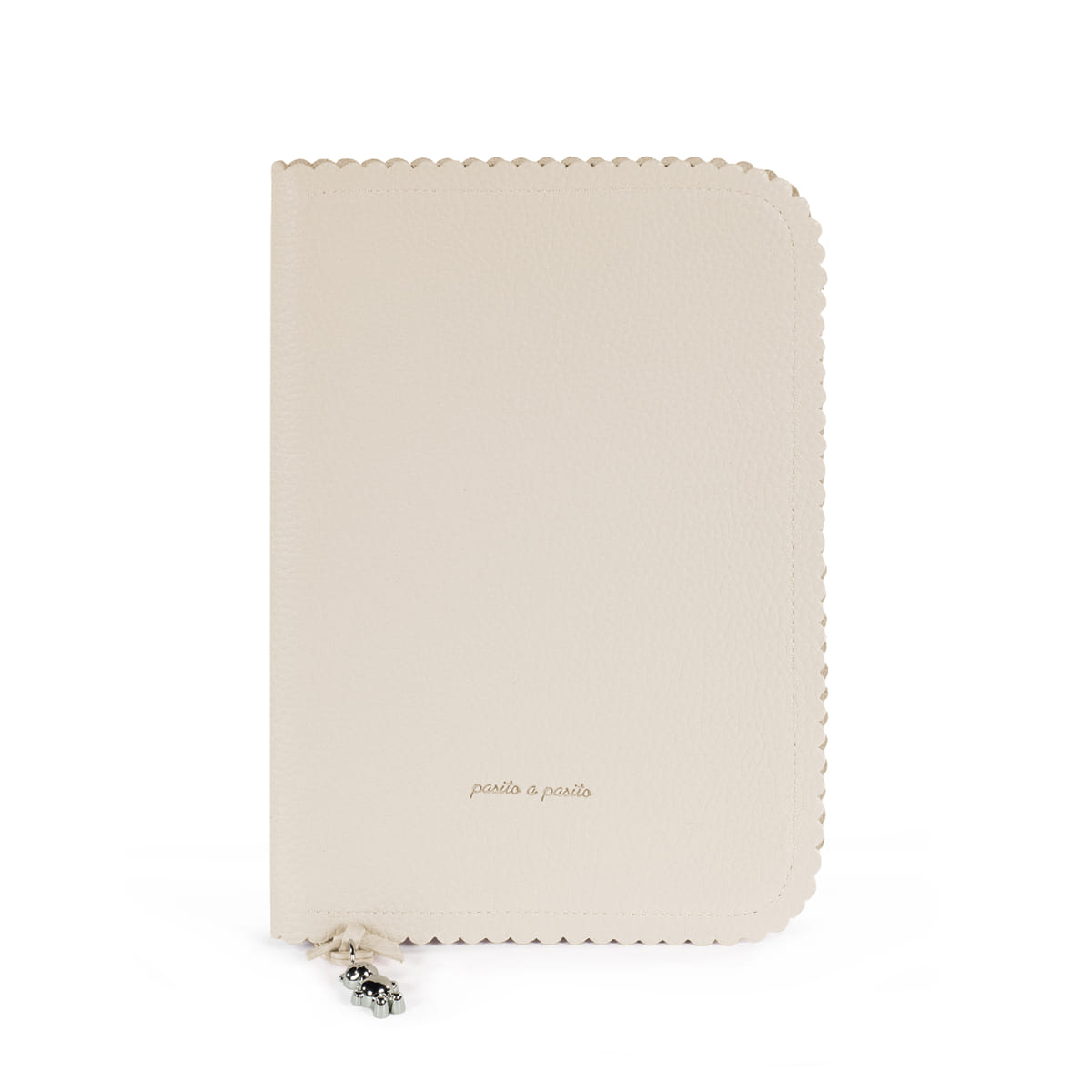 Capa bege para livro ou agenda com bordas recortadas e pingente de mão hamsá.