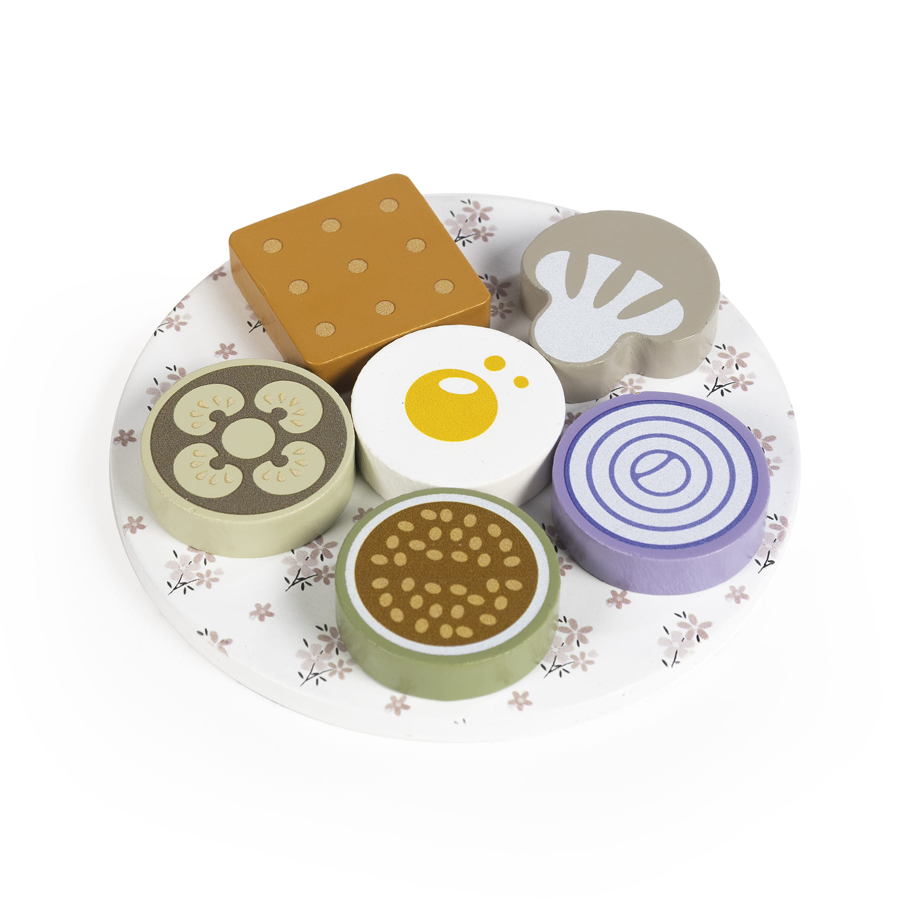 brinquedo de madeira em formas de alimentos sobre prato branco com padrão floral