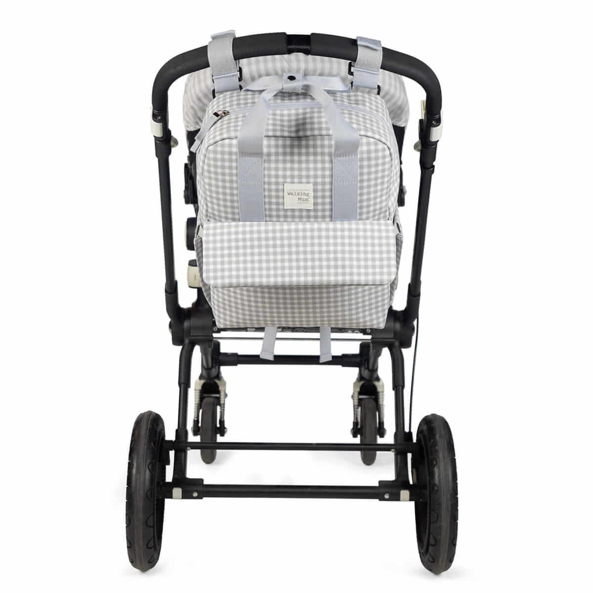 Carrinho de bebé com mochila xadrez cinzenta e branca pendurada