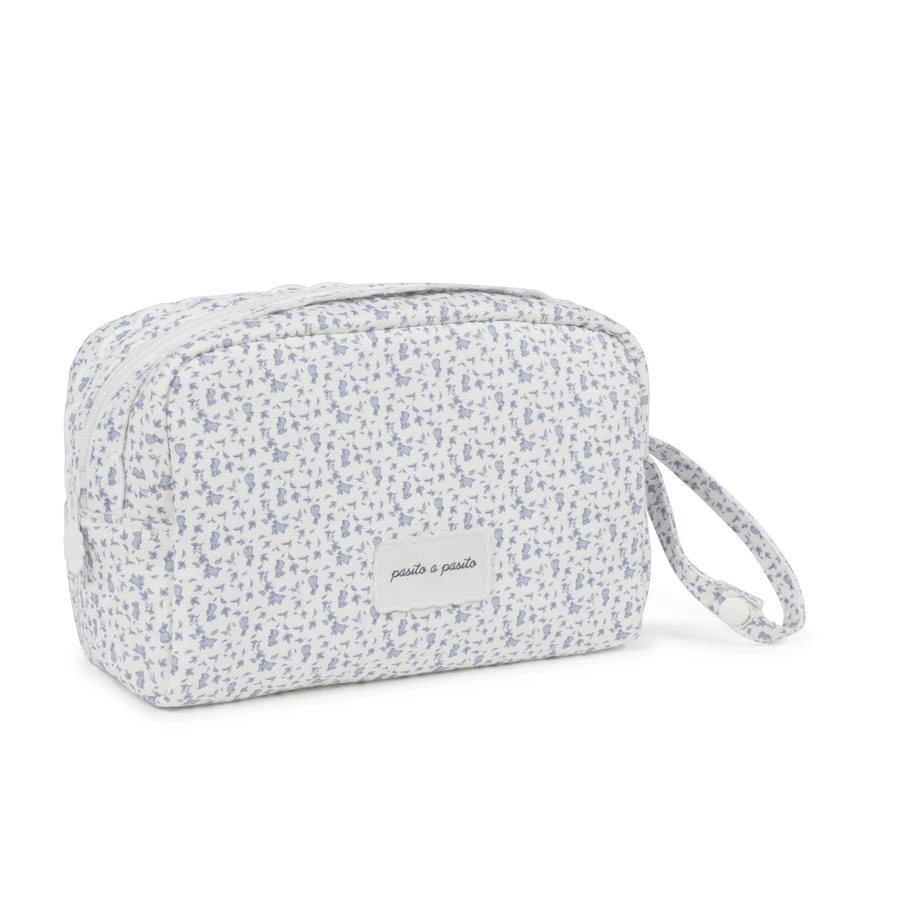 Necessaire retangular branca com padrão floral azul claro e texto pasito a pasito