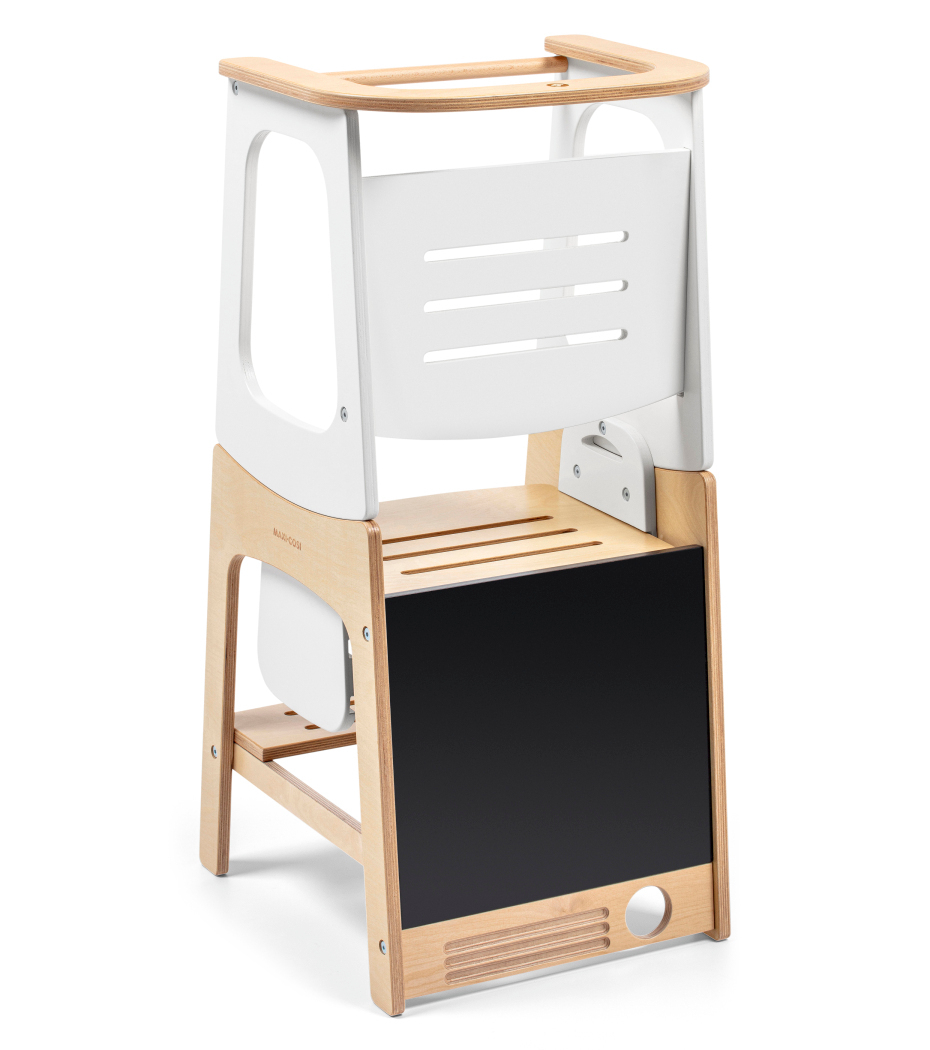 Cadeira alta de madeira clara e metal branco com painel frontal preto