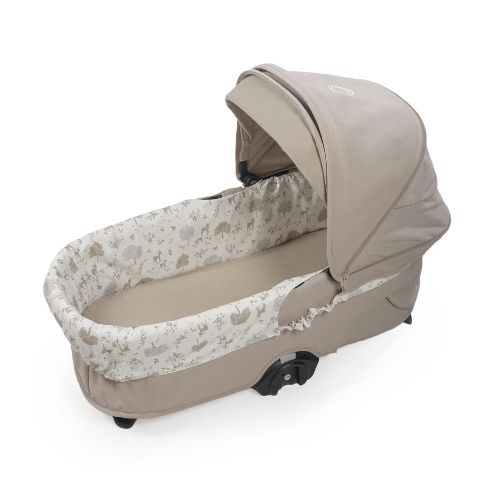 Carrinho de bebé bege com interior estampado de motivos de floresta