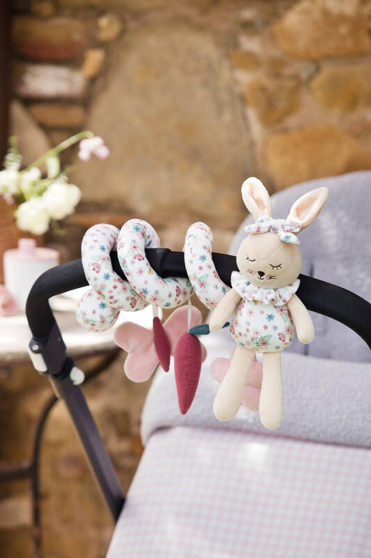 Brinquedo espiral floral com coelho pendurado no carrinho de bebé preto