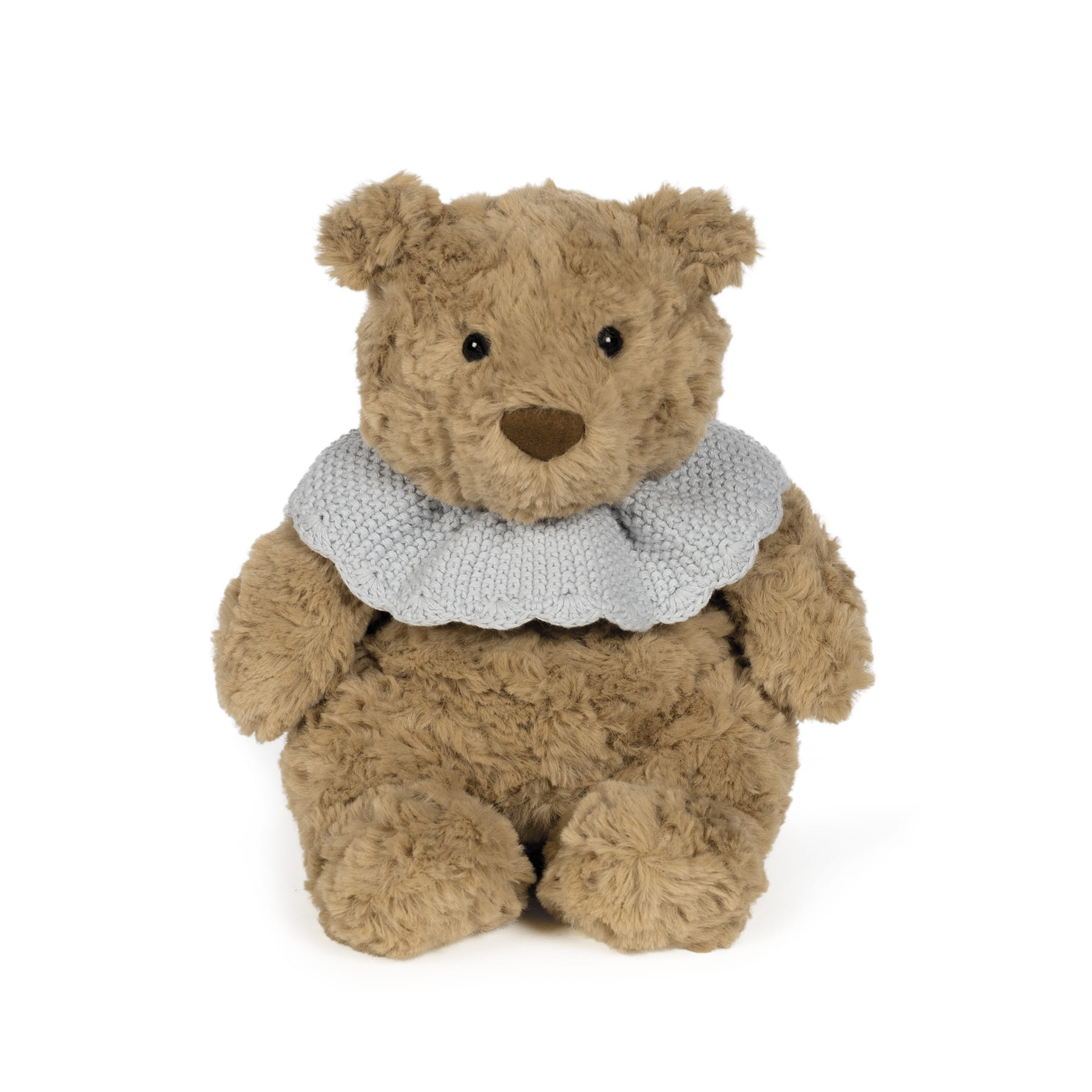 Urso de peluche castanho com gola de malha cinza sentado