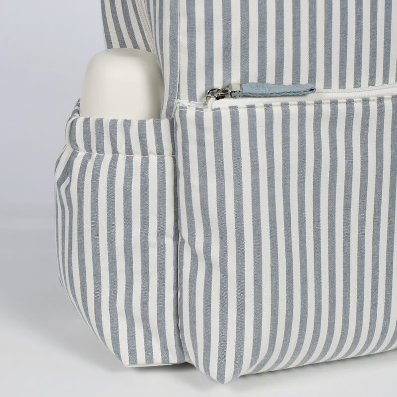 Mala riscada cinza e branca com bolsos e fecho