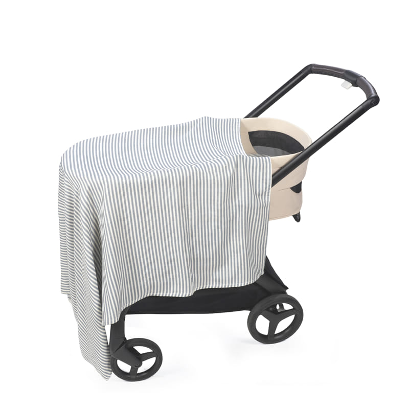 Carrinho de bebé com capa riscada branca e azul