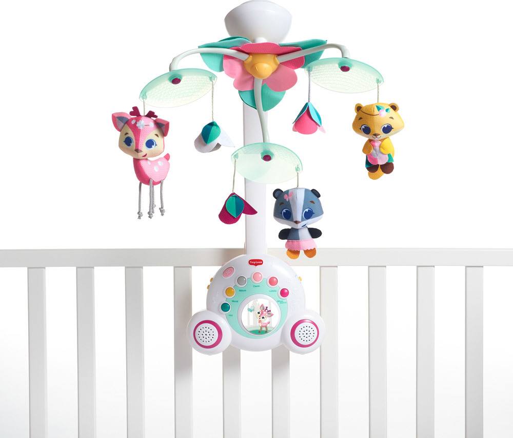 Mobile de berço infantil com personagens de pelúcia e base branca com botões coloridos