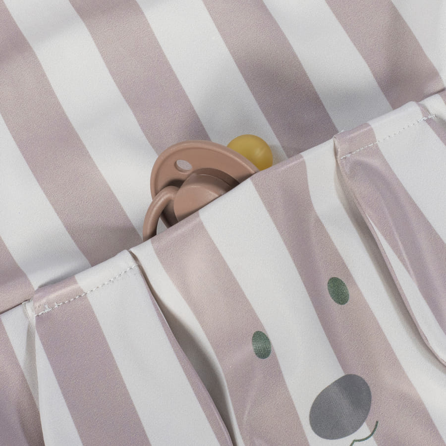 Fralda de pano bege e branco com chupeta castanha