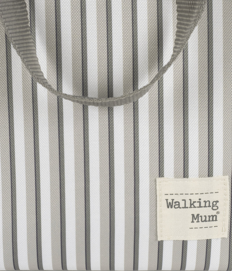 Saco às riscas verticais cinzentas e brancas com alça cinzenta e etiqueta Walking Mum