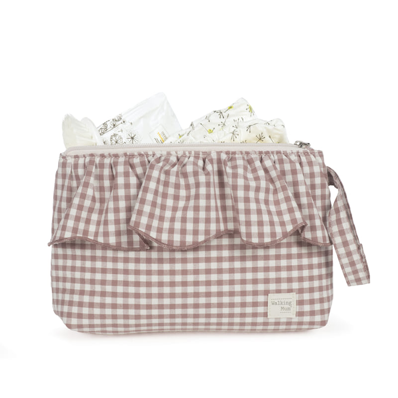 Necessaire de tecido quadriculado castanho e branco com fraldas e toalhetes