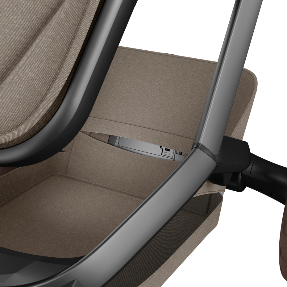 Parte do carrinho de bebé em tecido castanho com estrutura cinzenta e roda castanha.