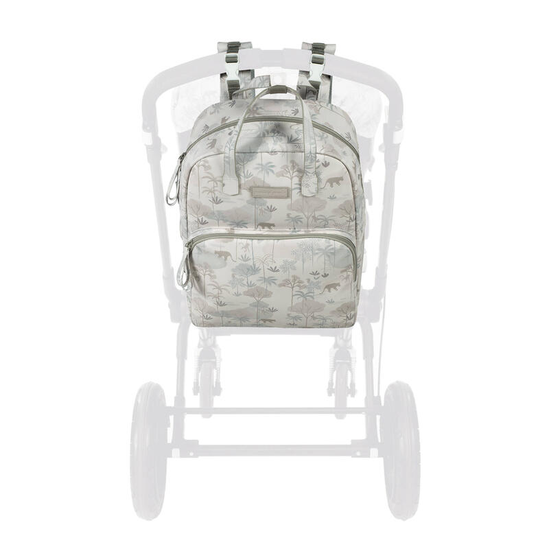 Mochila cinzenta clara com padrão de palmeiras suspensa num carrinho de bebé branco