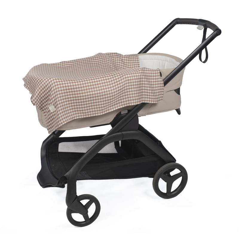 Carrinho de bebé bege com capa vichy bege e branco