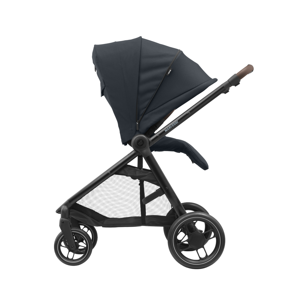 Carrinho de bebé preto com capota e estrutura metálica.