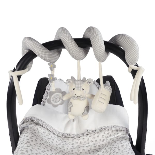 Móbile em tecido com peluches pendurados para carrinho de bebé.