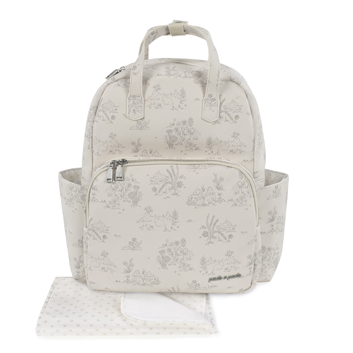 Mochila bege com padrão floral e acessórios