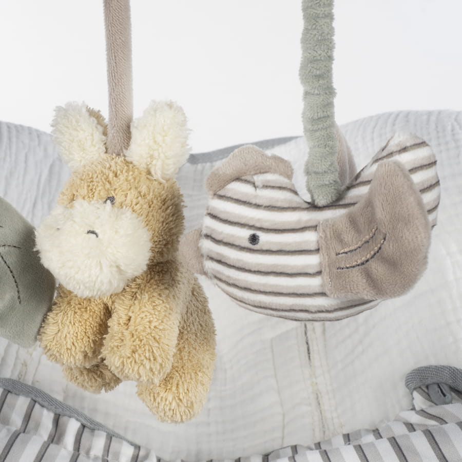 Dois brinquedos pendurados de peluche com formas de animais em tecido felpudo castanho claro e creme, e outro cinzento às riscas com detalhes bordados