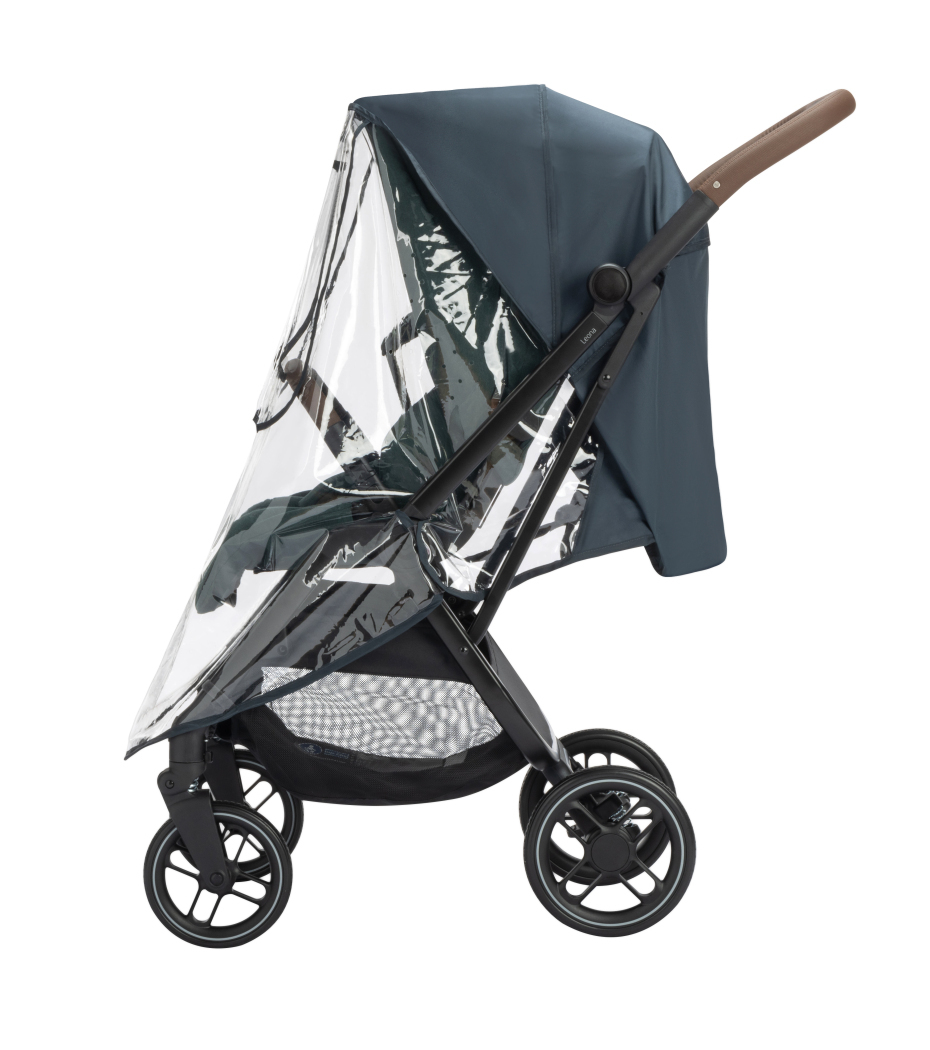 Carrinho de bebé azul com protector plástico transparente e punho castanho