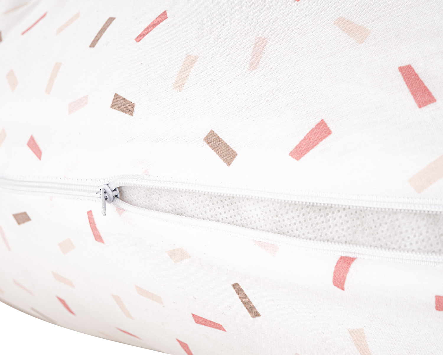 Almofada branca com padrão colorido e fecho de correr aberto