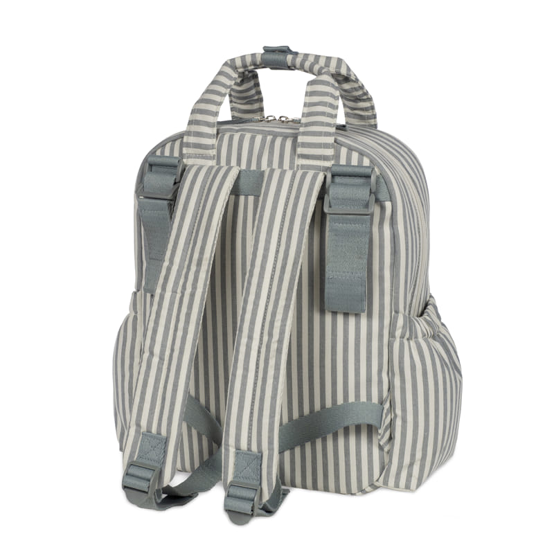 Mochila cinza e branca às riscas vista de trás